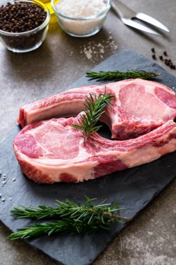 taze domuz pirzolası ham madde ile