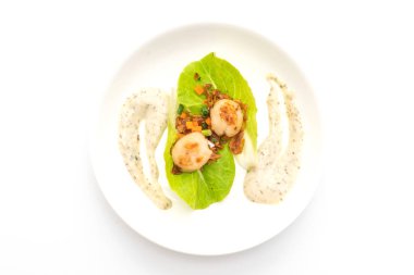 Beyaz arka plan üzerinde izole sebzeli ızgara tarak shell