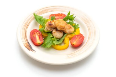 Beyaz arka plan üzerinde izole sebzeli ızgara tarak shell