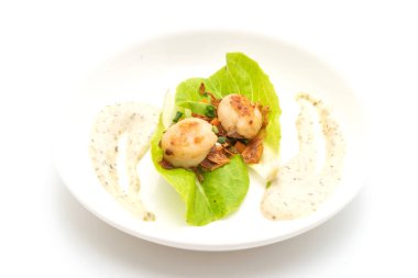 Beyaz arka plan üzerinde izole sebzeli ızgara tarak shell