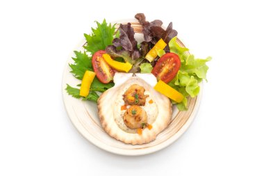 Beyaz arka plan üzerinde izole sebzeli ızgara tarak shell