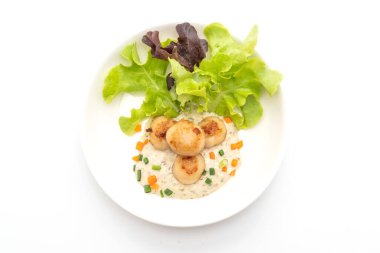 Beyaz arka plan üzerinde izole sebzeli ızgara tarak shell