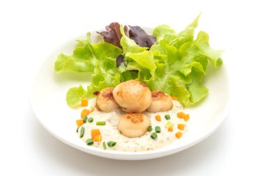 Beyaz arka plan üzerinde izole sebzeli ızgara tarak shell