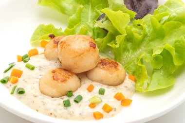 Beyaz arka plan üzerinde izole sebzeli ızgara tarak shell