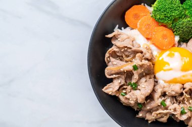 Donburi, domuz eti Pilav kasesi onsen yumurta ve sebze - Japon gıda tarzı