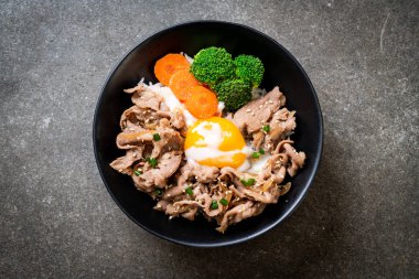 Donburi, domuz eti Pilav kasesi onsen yumurta ve sebze - Japon gıda tarzı