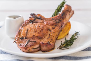 domuz eti biftek plaka üzerinde