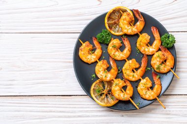 Limon - deniz ürünleri tarzı ile ızgara kaplan karides şiş