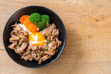 Donburi, domuz eti Pilav kasesi onsen yumurta ve sebze - Japon gıda tarzı