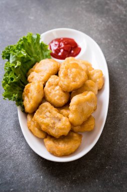 Soslu tavuk nugget, sağlıksız yemek.