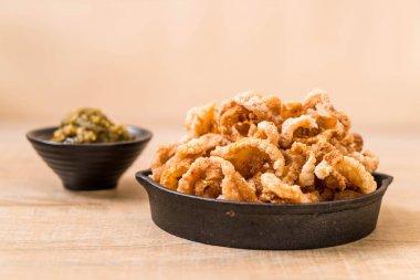 Kızarmış domuz eti rince ya da domuz eti aperatif Nam Prik Num (Kuzey Tayland yeşil biber sosu ile)