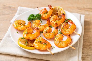 Limon - deniz ürünleri tarzı ile ızgara kaplan karides şiş