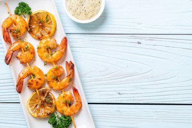 Limon - deniz ürünleri tarzı ile ızgara kaplan karides şiş