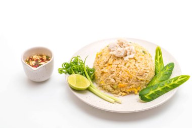 Beyaz arka plan üzerinde izole Yengeç kızarmış pilav