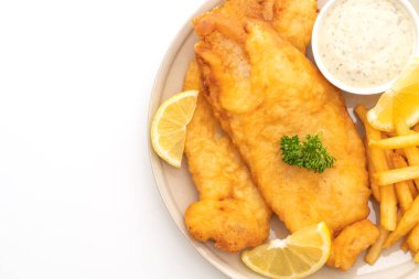 Balık ve cips beyaz arka plan üzerinde izole patates kızartması ile