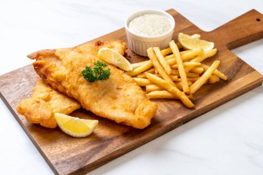 Balık ve patates kızartması. Sağlıksız yiyecekler.