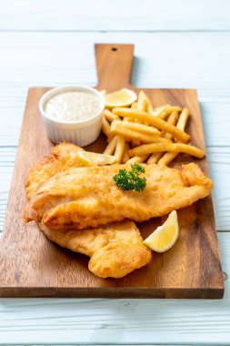 Balık ve patates kızartması. Sağlıksız yiyecekler.