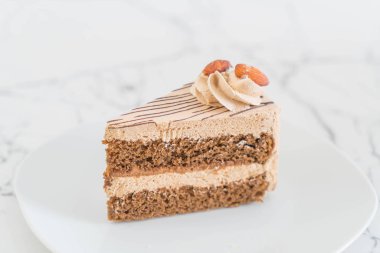 Beyaz plaka üzerinde kahve kek