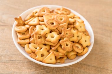 Kahveli bisküvi krakeri.