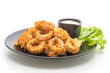 Kızarmış squids ve beyaz arka plan üzerinde izole soslu ahtapot (kalamar)