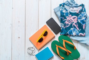 Gezgin, yaz tatili ahşap arka plan üzerinde erkek casual kıyafetler