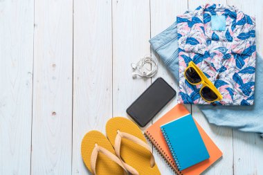 Gezgin, yaz tatili ahşap arka plan üzerinde erkek casual kıyafetler