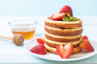 taze çilek ile sufle gözleme