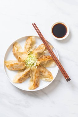 Japon gyoza 'sı ya da soya soslu hamur tatlısı.