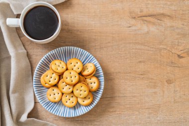 Hindistan cevizli bisküvi ve ananas reçeli.