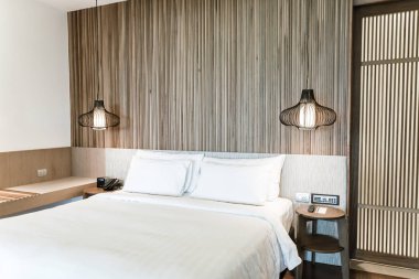 Otel yatak odası iç dekorasyonda yatak üzerinde rahat yastık