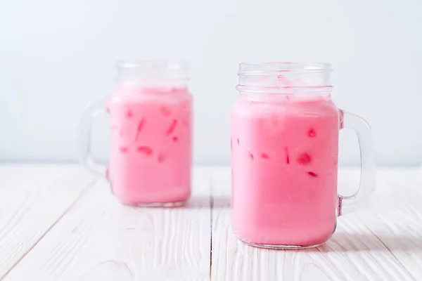 Rosafarbener Erdbeer Milchshake Auf Holz — Stockfoto