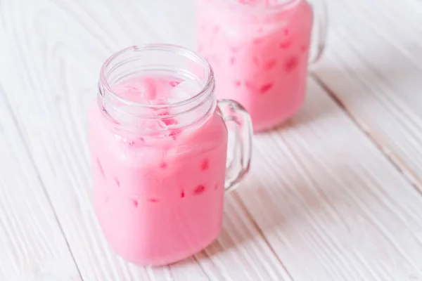 Rosafarbener Erdbeer Milchshake Auf Holz — Stockfoto