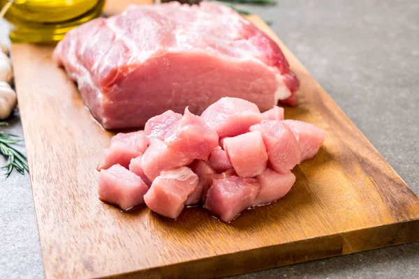 taze domuz ham filetosu ahşap tahta üzerinde