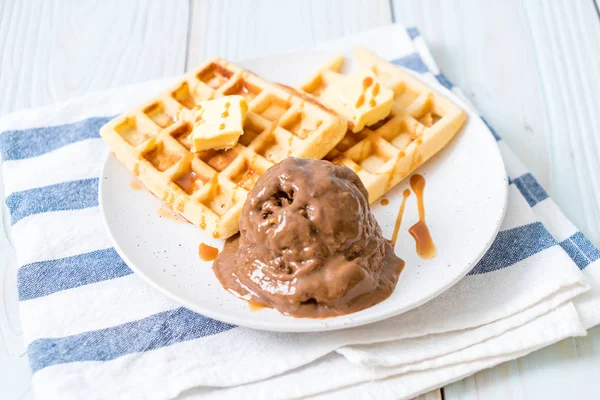 Çikolatalı dondurma waffle ve karamel sos ile
