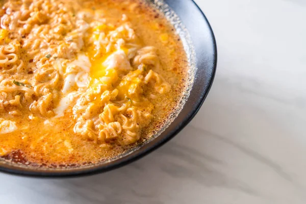 Tay baharatlı şehriye kase (Tom Yum Kung)