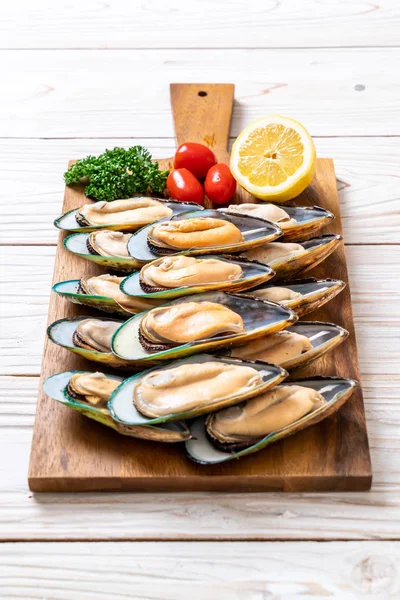 malzemelerle ahşap tahta üzerinde taze midye