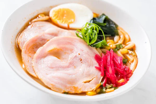 Baharatlı miso udon ramen noodle ile domuz eti - Japon gıda tarzı