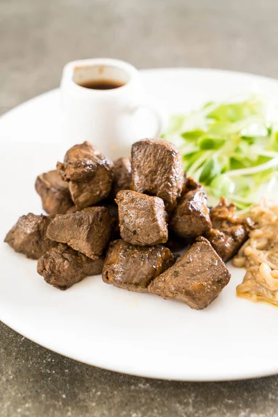 Masanın üzerine sebzeli dana biftek