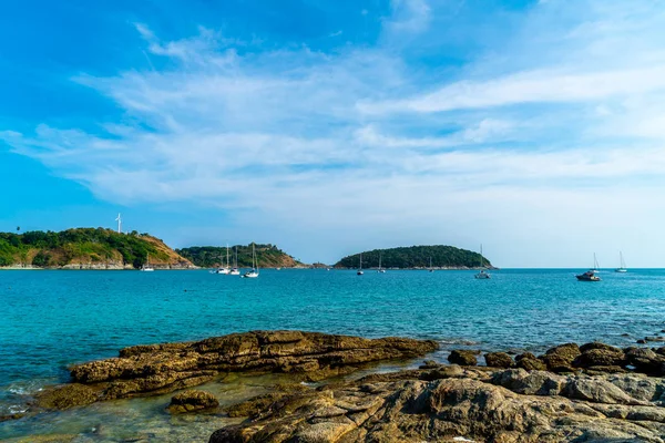 Güzel tropikal plaj ve deniz - tatil tatil kavramı