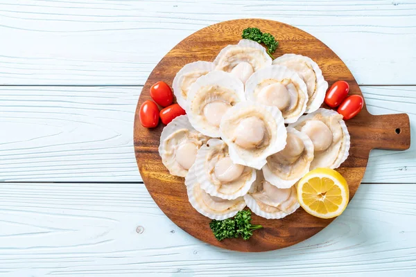 Ahşap tahta üzerinde taze kabuk tarak