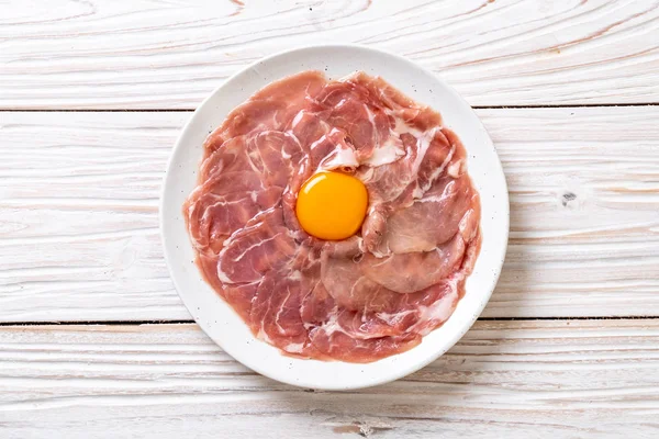 taze dilimlenmiş domuz ham yumurta pişirme veya shabu shabu ve sukiyaki yapma ile