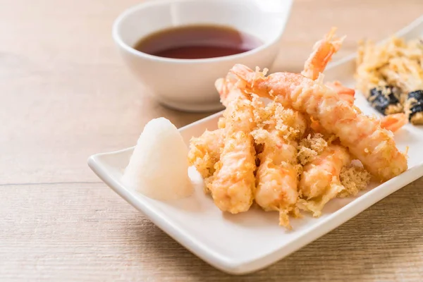 karides tempura (hırpalanmış kızarmış karides) sebze - Japon gıda tarzı