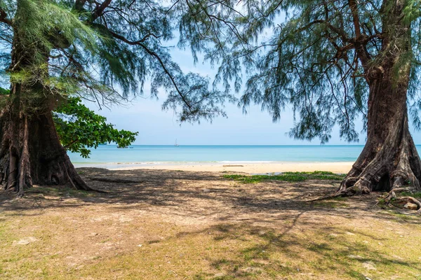 Güzel tropikal plaj ve deniz paradise Island - tatil tatil kavramı