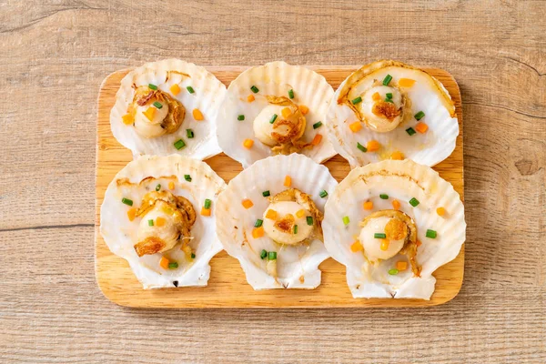 Kızarmış deniz tarağı, tereyağı ve sarımsak.