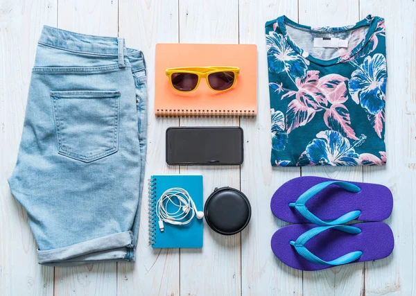 Gezgin, yaz tatili ahşap arka plan üzerinde erkek casual kıyafetler