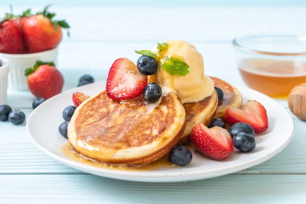 Yabanmersinli gözleme, çilek, bal ve vanilyalı dondurma.