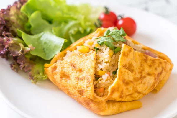 Bir omlet sarma sebzeli aromalı kızarmış pirinç