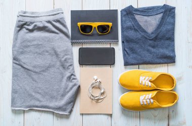 Gezgin, yaz tatili ahşap arka plan üzerinde erkek casual kıyafetler