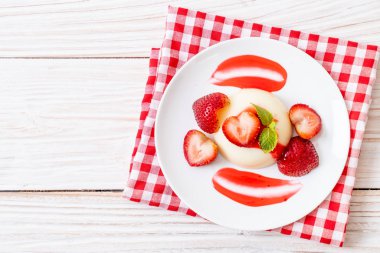 taze çilek - sağlıklı yemek ve tatlı ile yoğurt puding