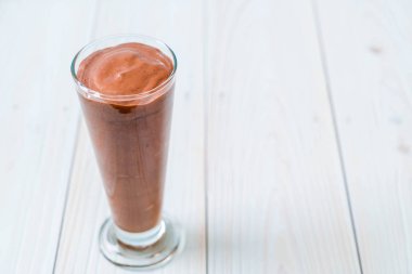 çikolata smoothies milkshake ahşap arka plan üzerinde